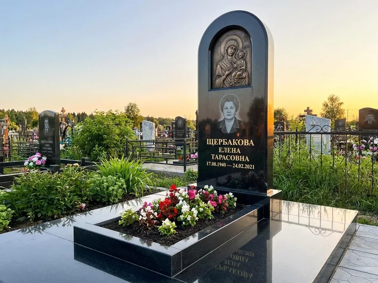 Памятник с барельефом — выполненная работа 35 в Норильске