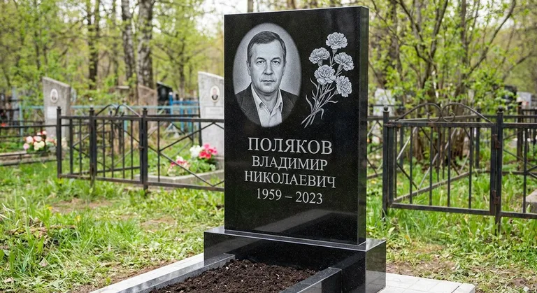 Памятник с гравировкой гвоздик — выполненная работа «Поляков» в Норильске