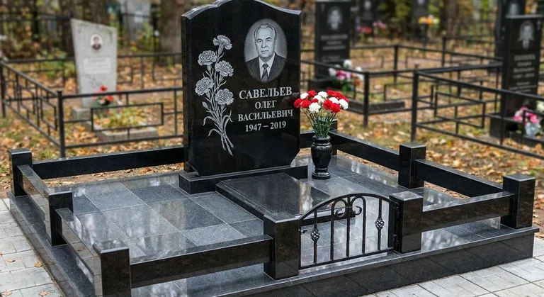 Памятник с гравировкой гвоздик — выполненная работа «Савельев» в Норильске