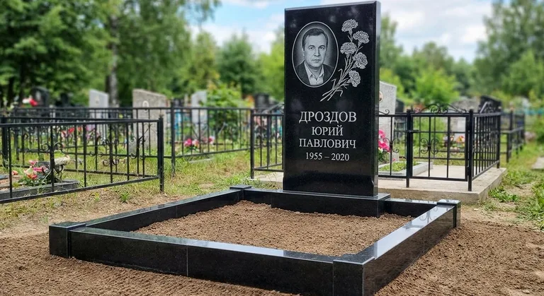 Памятник с гравировкой гвоздик — выполненная работа «Дроздов» в Норильске