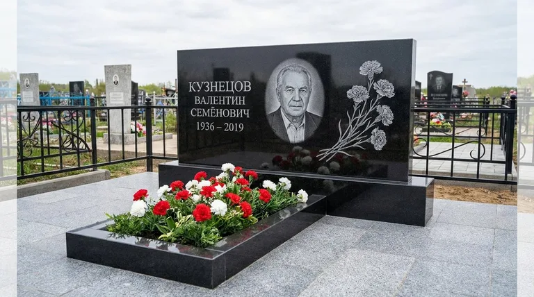 Памятник с гравировкой гвоздик — выполненная работа «Кузнецов» в Норильске