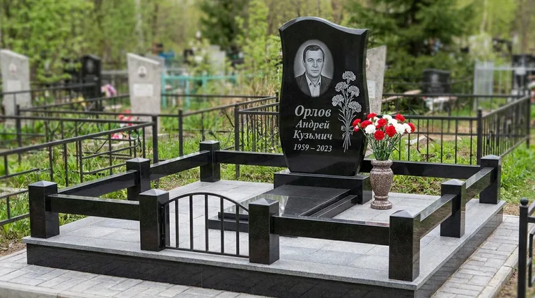 Памятник с гравировкой гвоздик — выполненная работа «Орлов» в Норильске