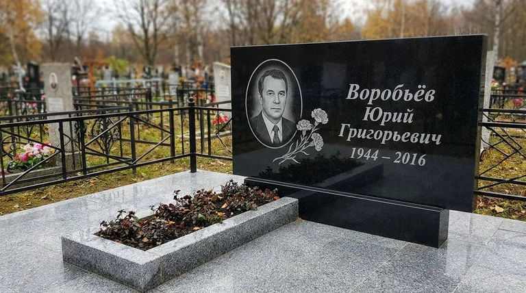 Памятник с гравировкой гвоздик — выполненная работа «Воробьёв» в Норильске