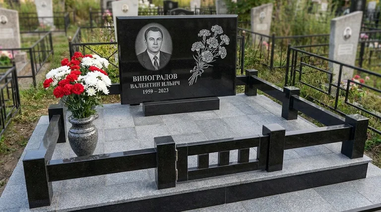 Памятник с гравировкой гвоздик — выполненная работа «Виноградов» в Норильске