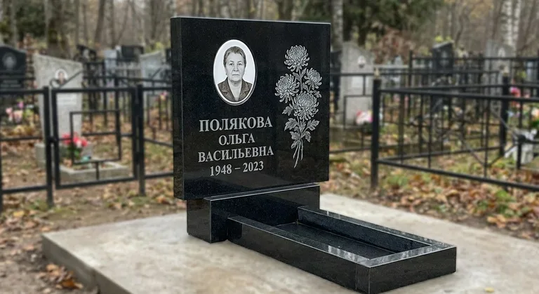 Памятник с гравировкой хризантем — выполненная работа «Полякова» в Норильске