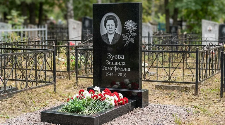 Памятник с гравировкой хризантем — выполненная работа «Зуева» в Норильске