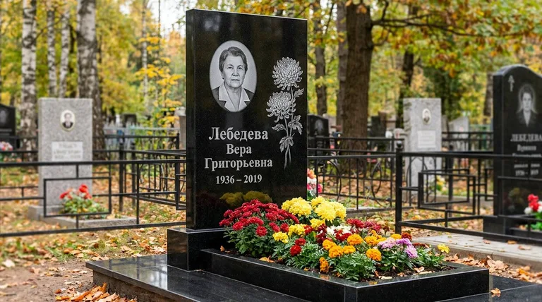 Памятник с гравировкой хризантем — выполненная работа «Лебедева» в Норильске