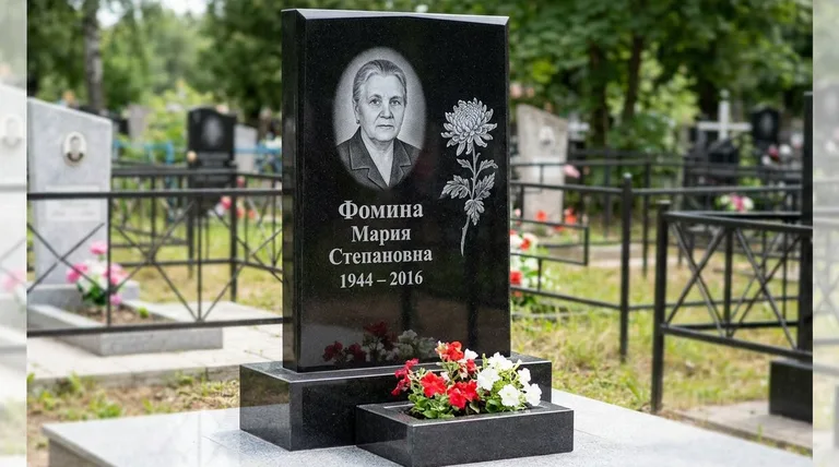 Памятник с гравировкой хризантем — выполненная работа «Фомина» в Норильске