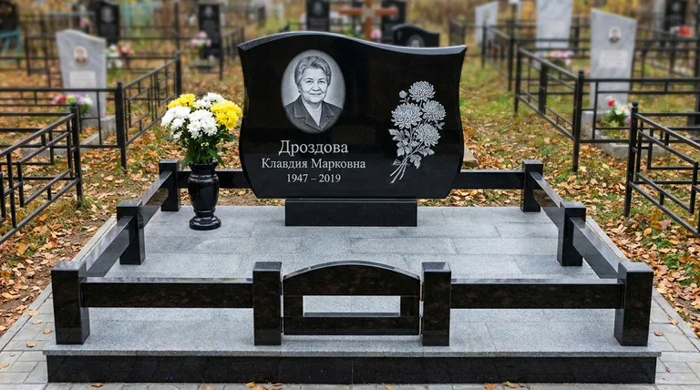 Памятник с гравировкой хризантем — выполненная работа «Дроздова» в Норильске