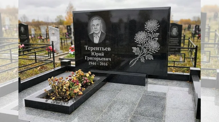 Памятник с гравировкой хризантем — выполненная работа «Терентьев» в Норильске