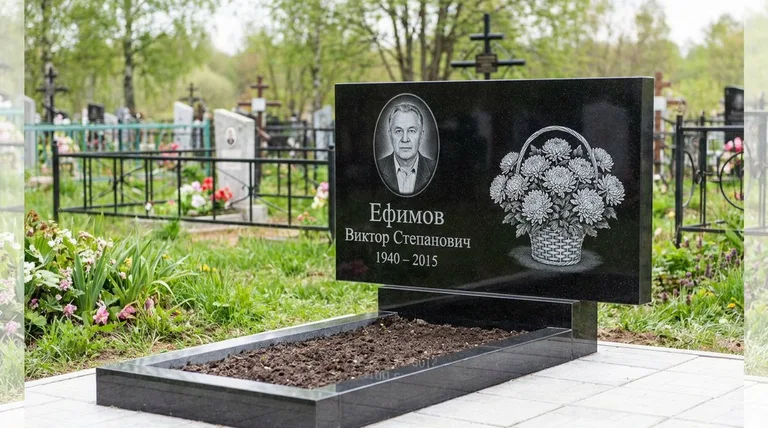 Памятник с гравировкой хризантем — выполненная работа «Ефимов» в Норильске