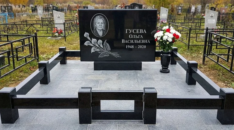 Памятник с гравировкой калл — выполненная работа «Гусева» в Норильске