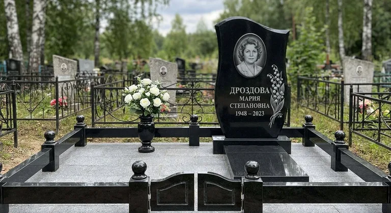 Памятник с гравировкой ландышей — выполненная работа «Дроздова» в Норильске
