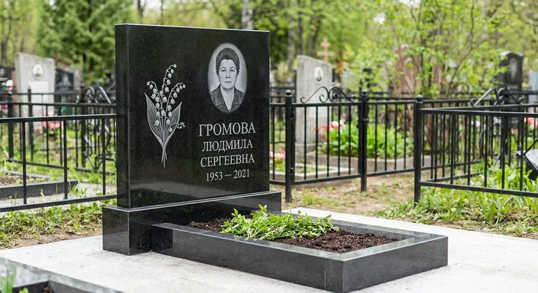 Памятник с гравировкой ландышей — выполненная работа «Громова» в Норильске