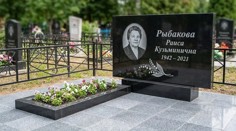 Памятник с гравировкой ландышей — выполненная работа «Рыбакова» в Норильске