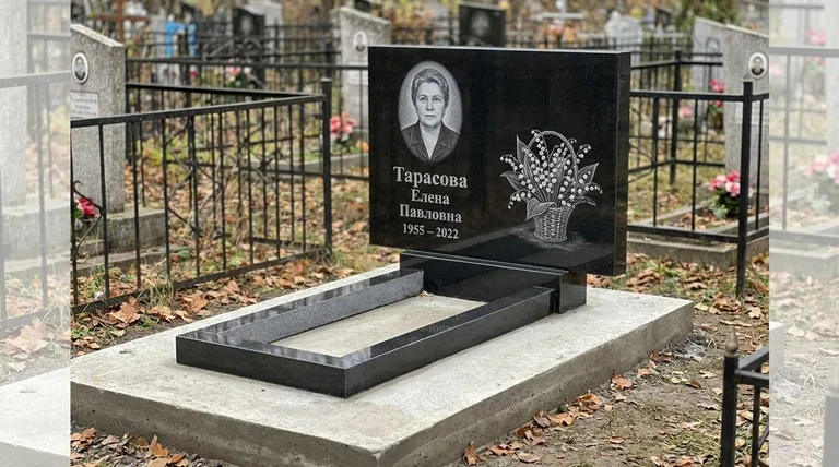 Памятник с гравировкой ландышей — выполненная работа «Тарасова» в Норильске