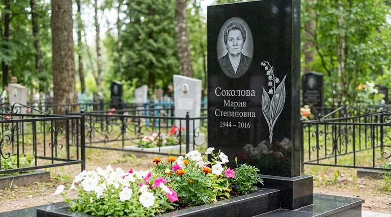 Памятник с гравировкой ландышей — выполненная работа «Соколова» в Норильске