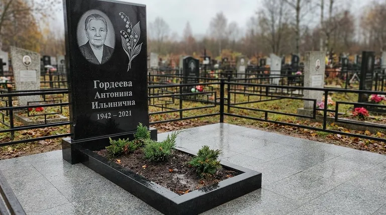 Памятник с гравировкой ландышей — выполненная работа «Гордеева» в Норильске