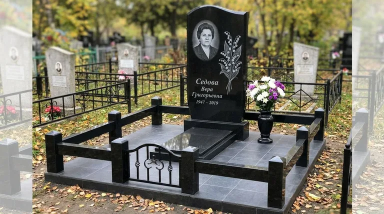 Памятник с гравировкой ландышей — выполненная работа «Седова» в Норильске
