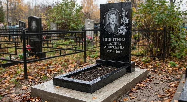 Памятник с гравировкой лилий — выполненная работа «Никитина» в Норильске