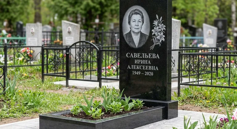 Памятник с гравировкой лилий — выполненная работа «Савельева» в Норильске