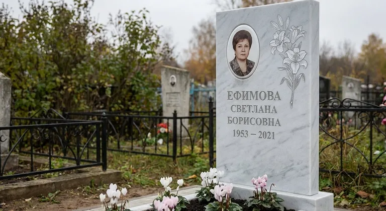Памятник с гравировкой лилий — выполненная работа «Ефимова» в Норильске