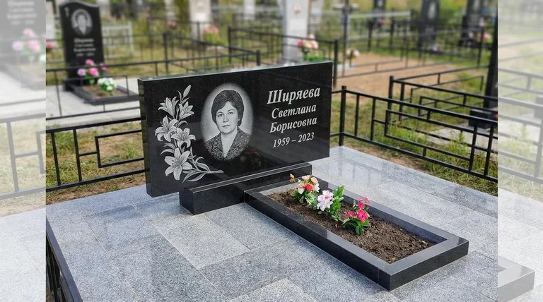 Памятник с гравировкой лилий — выполненная работа «Ширяева» в Норильске