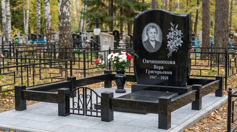 Памятник с гравировкой лилий — выполненная работа «Овчинникова» в Норильске