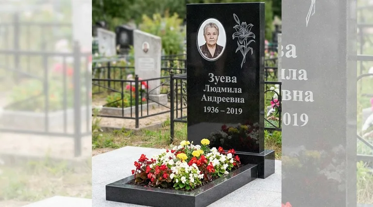 Памятник с гравировкой лилий — выполненная работа «Зуева» в Норильске