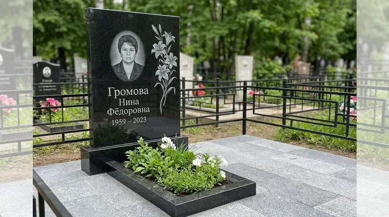 Памятник с гравировкой лилий — выполненная работа «Громова» в Норильске