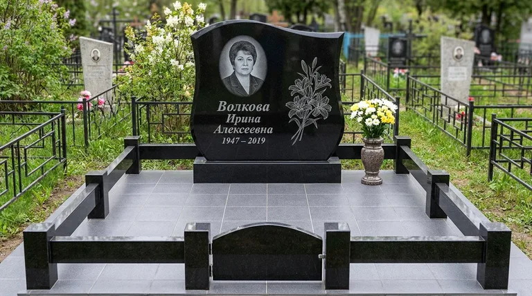Памятник с гравировкой лилий — выполненная работа «Волкова» в Норильске
