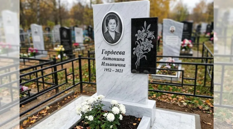 Памятник с гравировкой лилий — выполненная работа «Гордеева» в Норильске