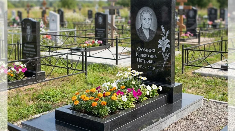 Памятник с гравировкой лилий — выполненная работа «Фомина» в Норильске