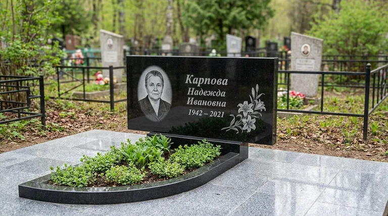 Памятник с гравировкой лилий — выполненная работа «Карпова» в Норильске