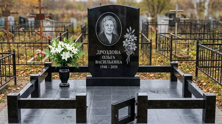 Памятник с гравировкой лилий — выполненная работа «Дроздова» в Норильске