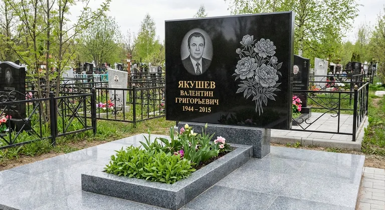 Памятник с гравировкой пионов — выполненная работа «Якушев» в Норильске