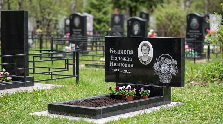Памятник с гравировкой пионов — выполненная работа «Беляева» в Норильске