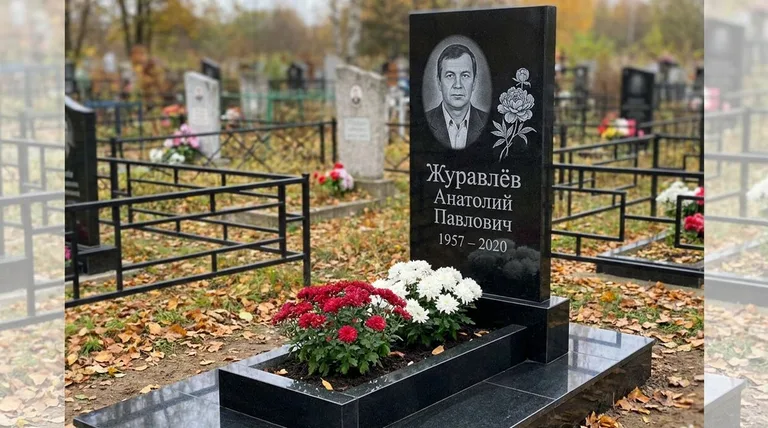 Памятник с гравировкой пионов — выполненная работа «Журавлёв» в Норильске