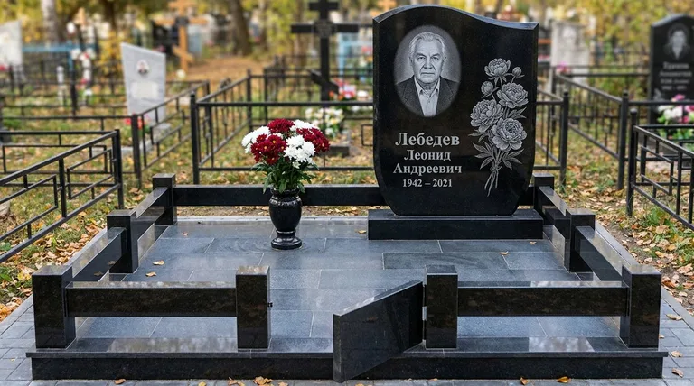Памятник с гравировкой пионов — выполненная работа «Лебедев» в Норильске