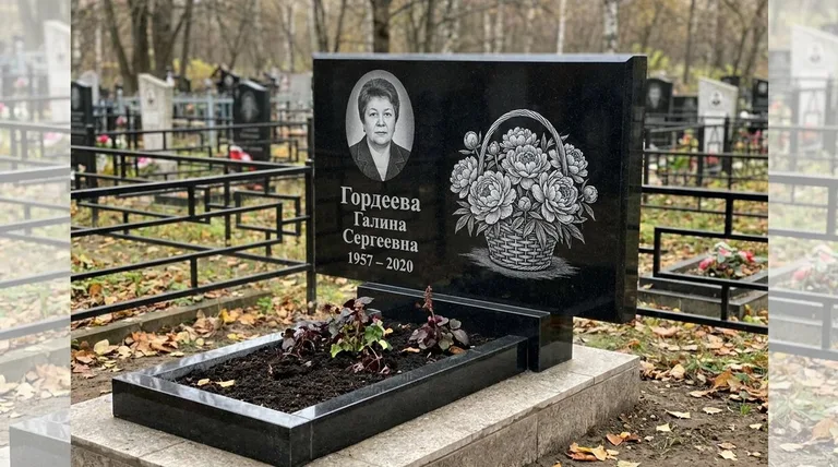 Памятник с гравировкой пионов — выполненная работа «Гордеева» в Норильске