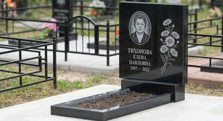 Памятник с гравировкой ромашек — выполненная работа «Тихонова» в Норильске