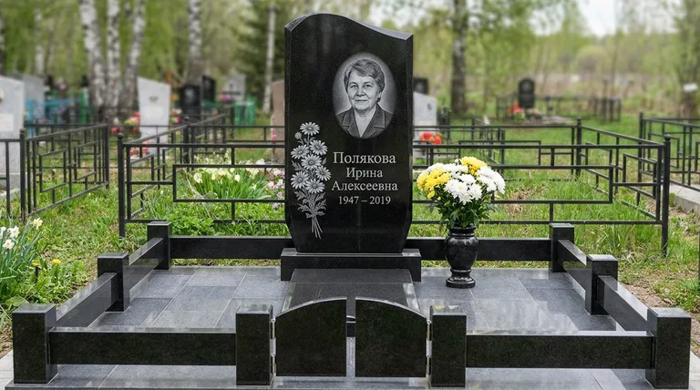 Памятник с гравировкой ромашек — выполненная работа «Полякова» в Норильске