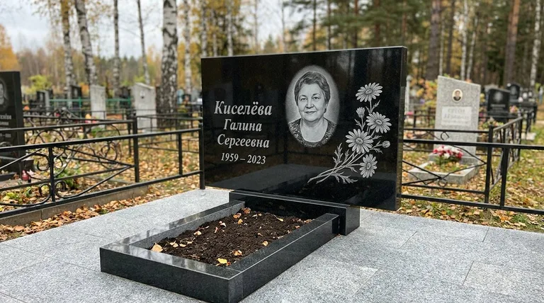 Памятник с гравировкой ромашек — выполненная работа «Киселёва» в Норильске
