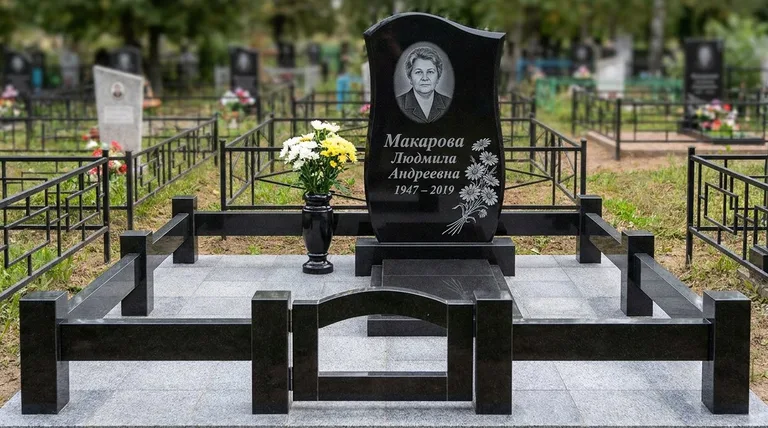 Памятник с гравировкой ромашек — выполненная работа «Макарова» в Норильске