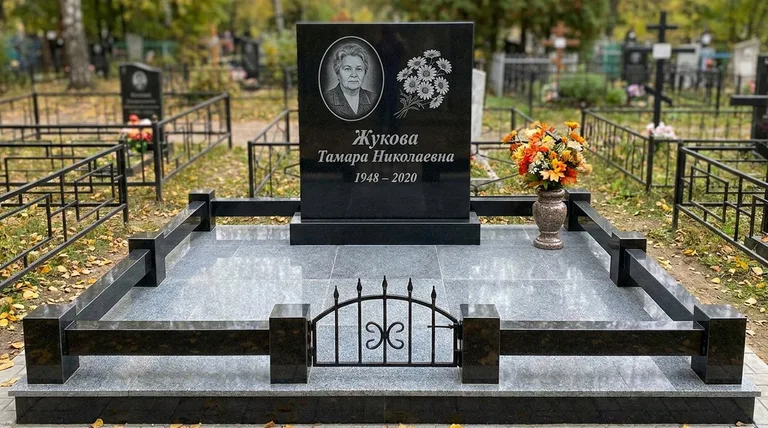 Памятник с гравировкой ромашек — выполненная работа «Жукова» в Норильске