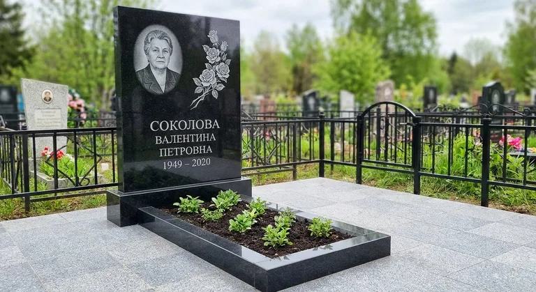 Памятник с гравировкой роз — выполненная работа «Соколова» в Норильске