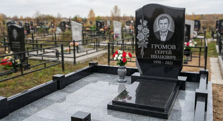 Памятник с гравировкой роз — выполненная работа «Громов» в Норильске