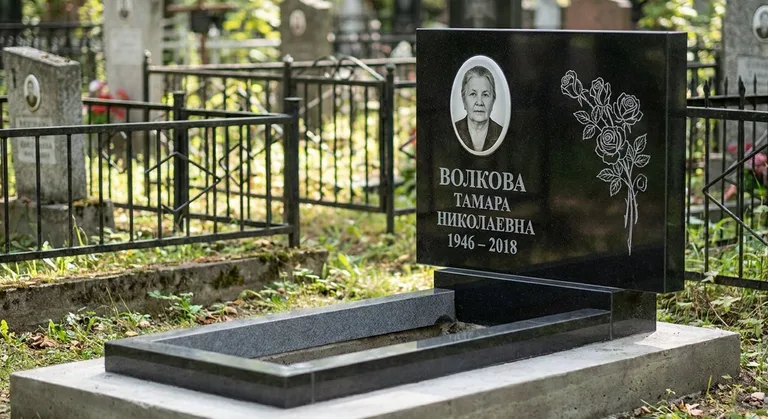 Памятник с гравировкой роз — выполненная работа «Волкова» в Норильске