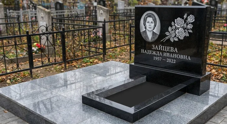 Памятник с гравировкой роз — выполненная работа «Зайцева» в Норильске