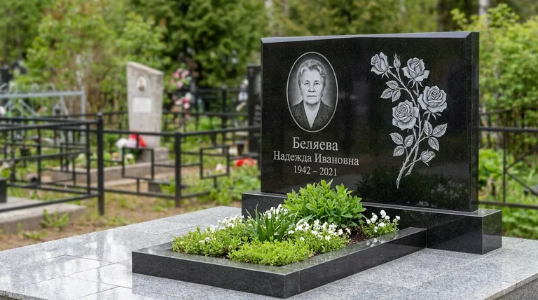 Памятник с гравировкой роз — выполненная работа «Беляева» в Норильске